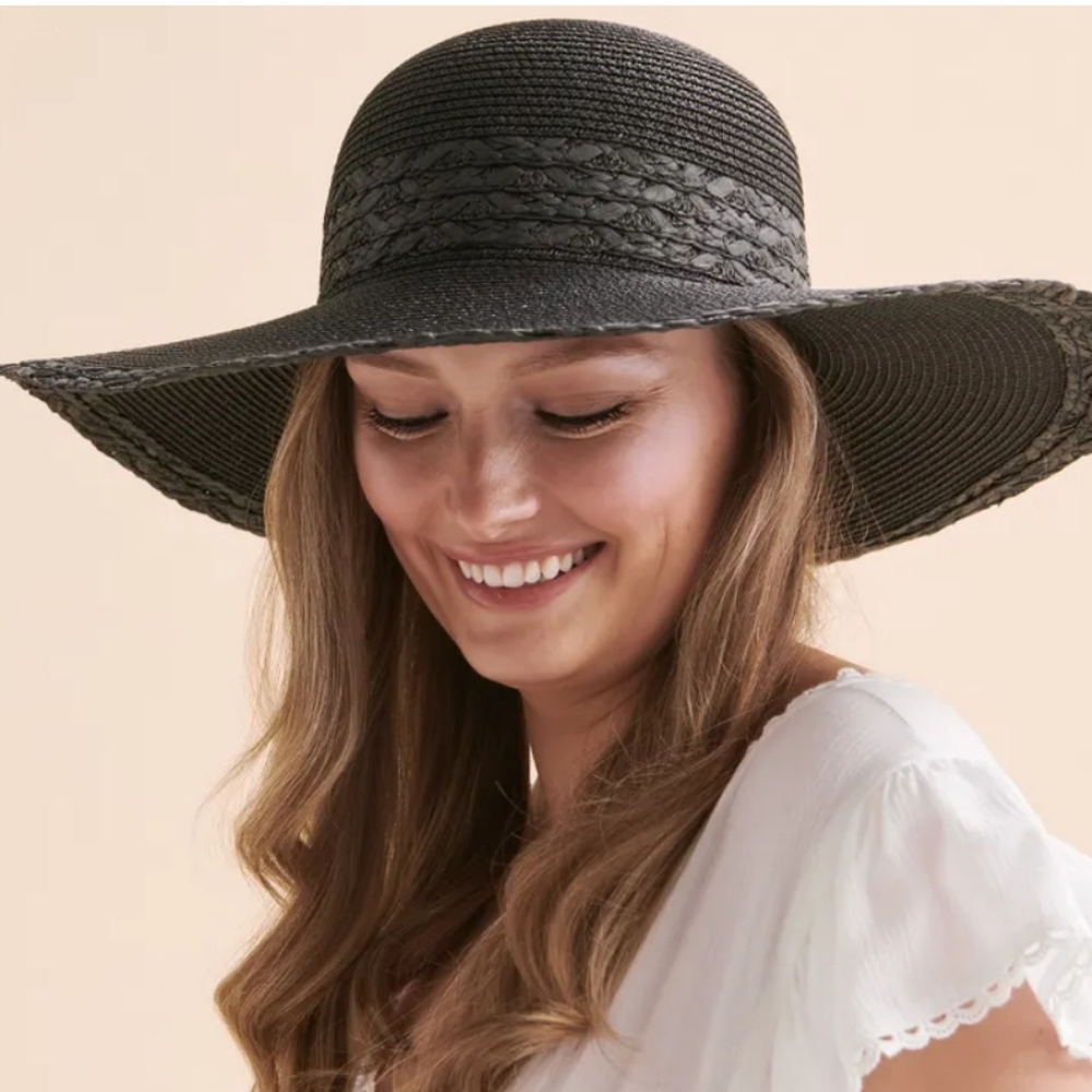 Elegant Black Wide-Brimmed Hat